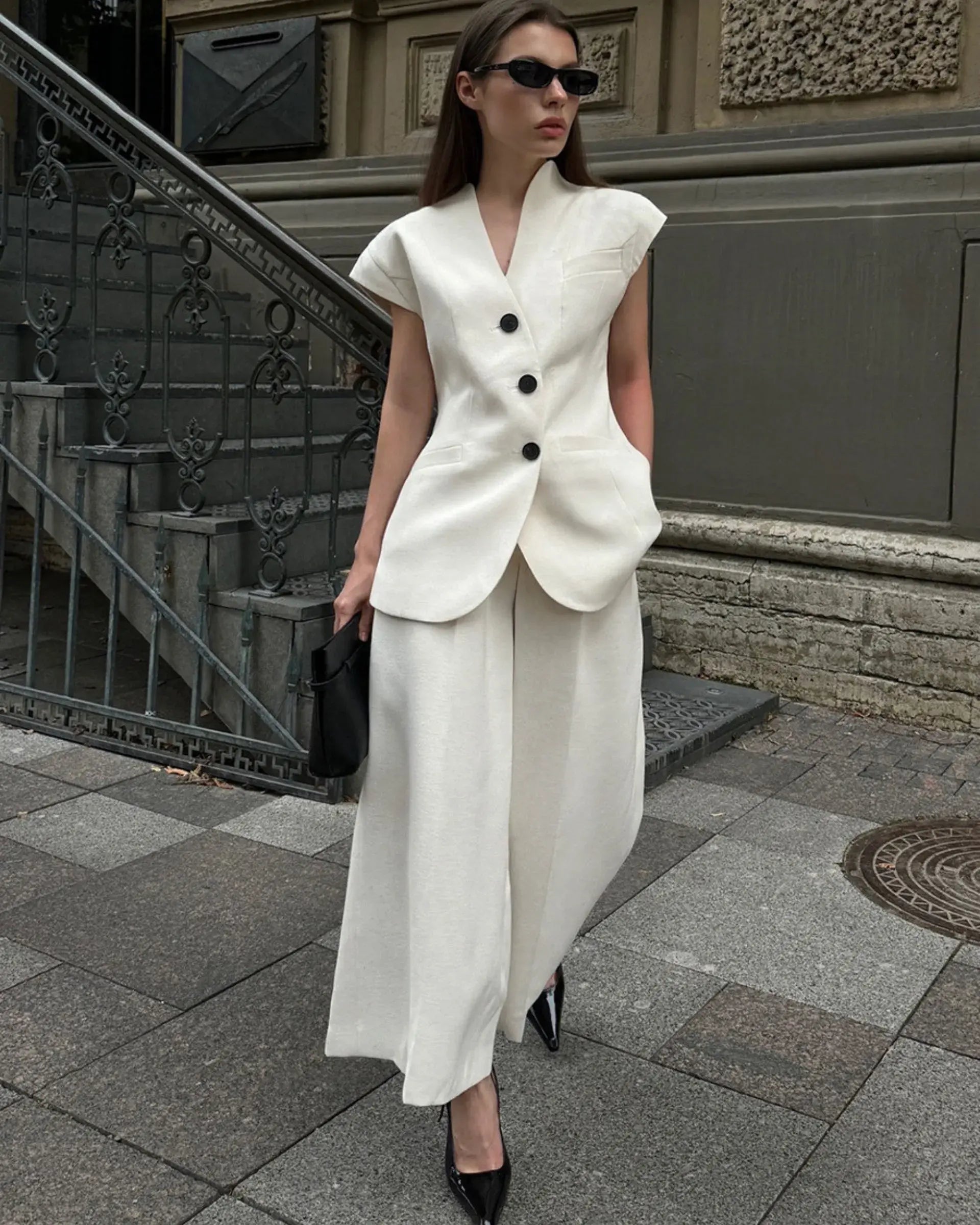 V-neck flying sleeve suit